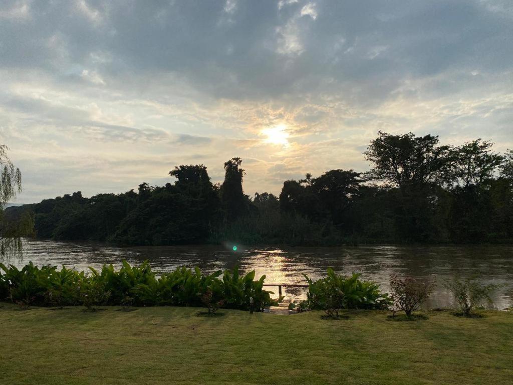Ruen Maihom Riverside Cabaña Kanchanaburi Exterior foto