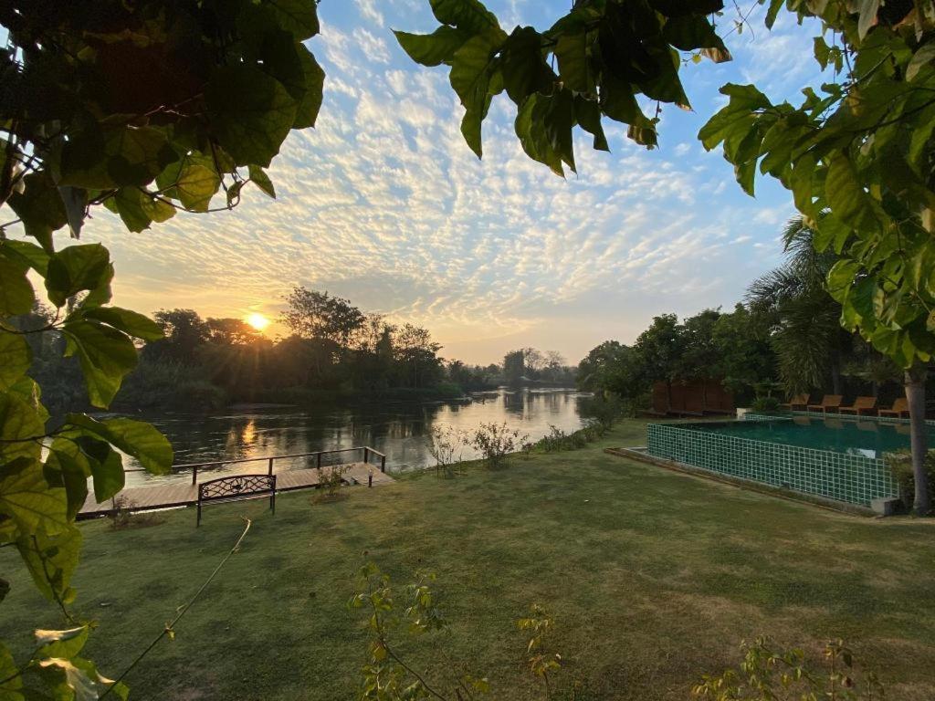 Ruen Maihom Riverside Cabaña Kanchanaburi Exterior foto