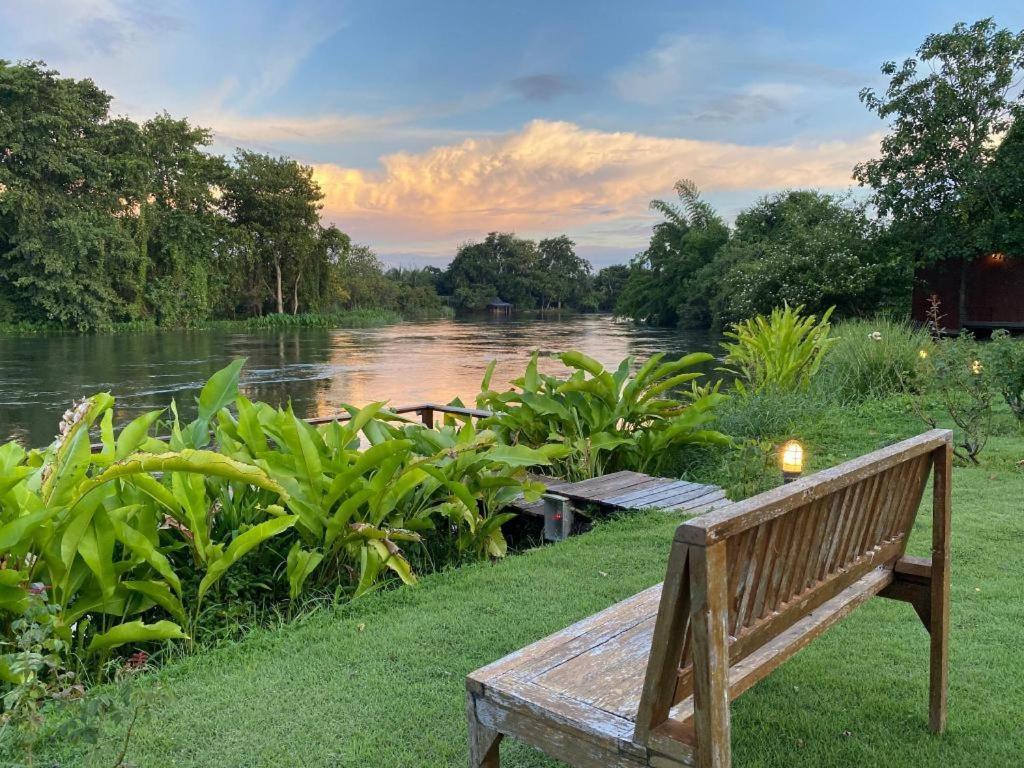 Ruen Maihom Riverside Cabaña Kanchanaburi Exterior foto