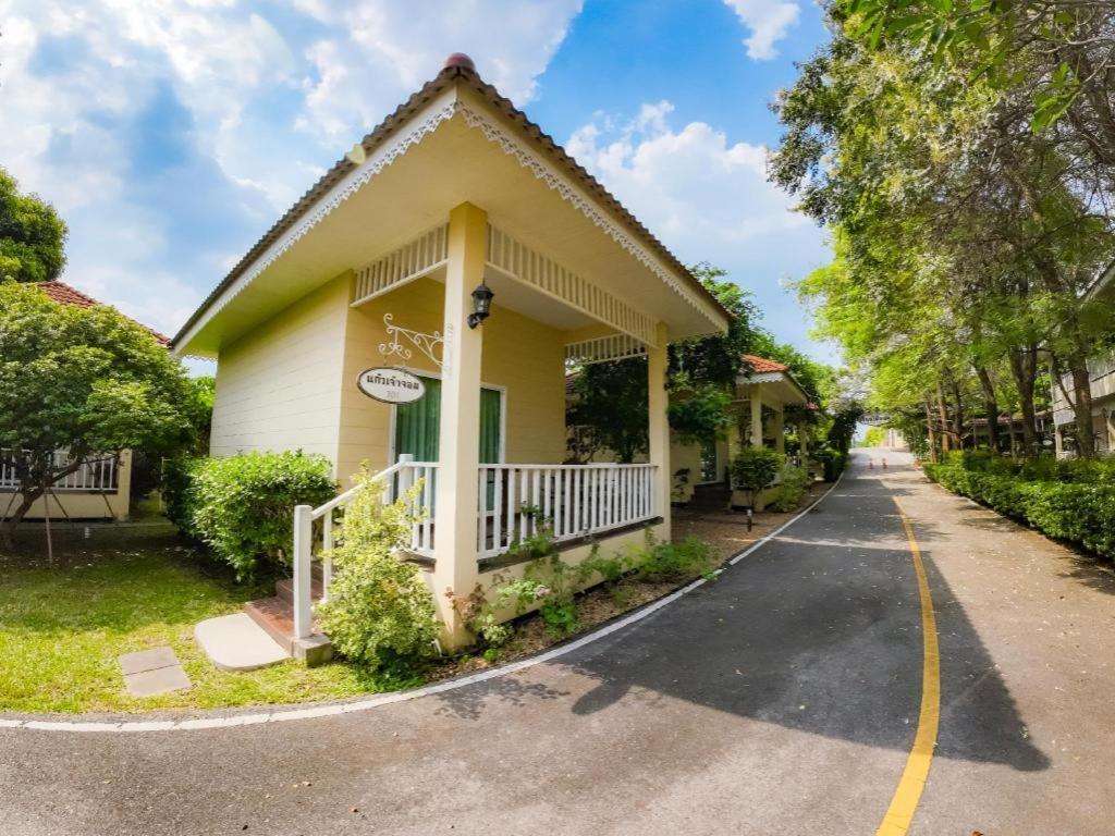 Ruen Maihom Riverside Cabaña Kanchanaburi Exterior foto